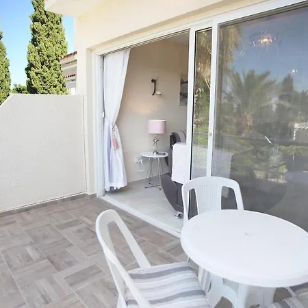 Sunny Coral Bay Apartment